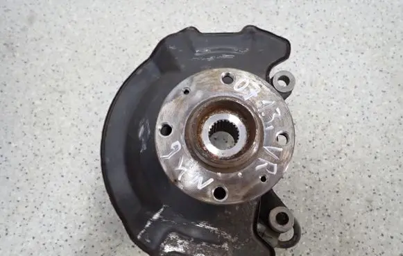 Suzuki Swift I Front wheel hub spindle knuckle