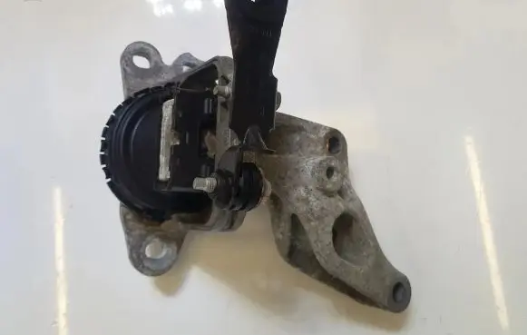Opel Vivaro Engine mount vacuum valve 