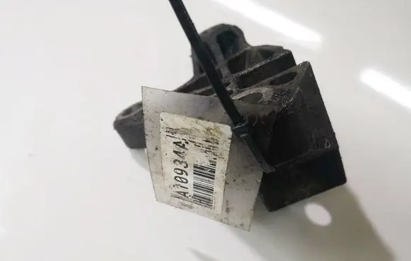 Volvo S40 Engine mounting bracket