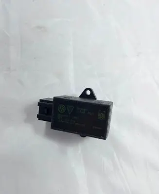 Volkswagen Touran I Seat heating relay 7L0959772