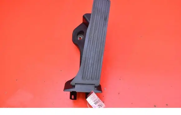 Accelerator throttle pedal