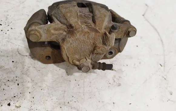 Toyota RAV 4 (XA40) Front brake caliper