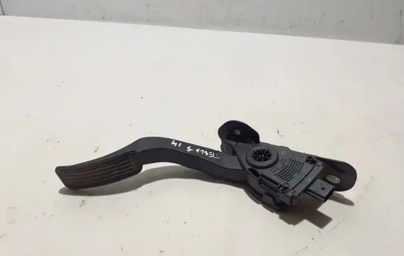 Accelerator throttle pedal