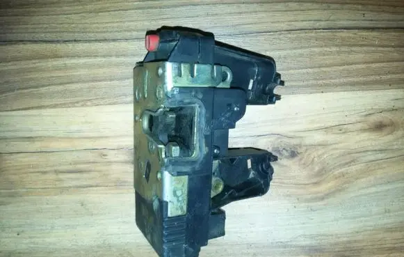 Opel Zafira A Rear door lock 90561158