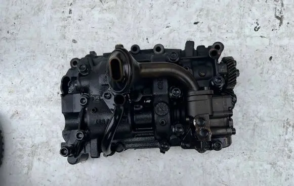Volkswagen Golf VI Oil pump 03L103537