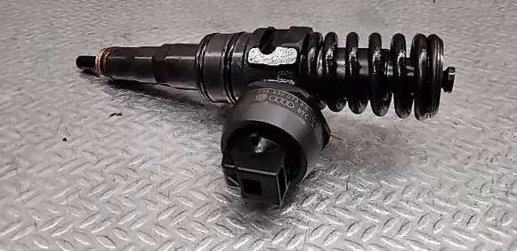 Volkswagen Touran I Fuel injector 038130073AG