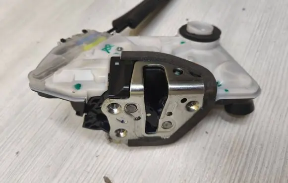 Toyota C-HR I Front door lock 6903002511