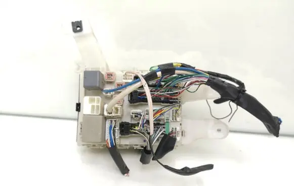 Toyota Auris 150 Fuse module 8273012200 59216J23 6K090174