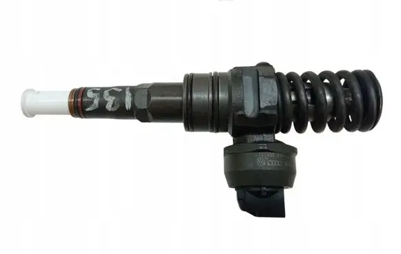Volkswagen PASSAT B6 Fuel injector 038130073AG