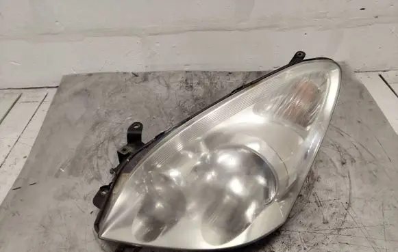 Toyota Corolla Verso AR10 Headlight/headlamp P7105LL