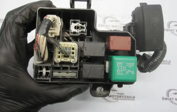 Lexus GS 300 400 430 Relay mounting block 4237XA1