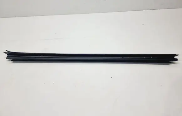 Renault Arkana Rubber seal rear door window/glass 823303420R