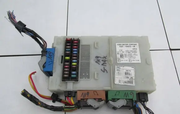 Ford Mondeo MK IV Relay mounting block 7G9T14A073CB