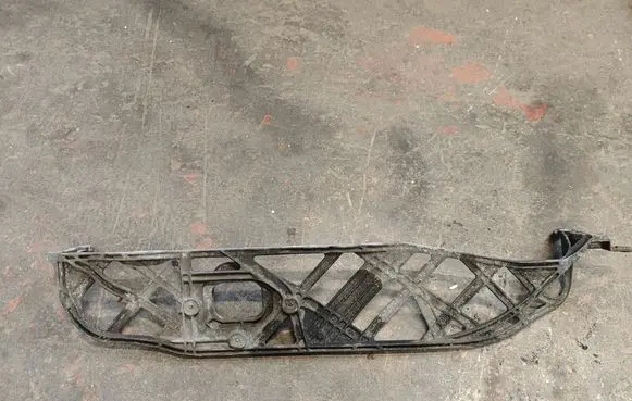 Engine mounting bracket