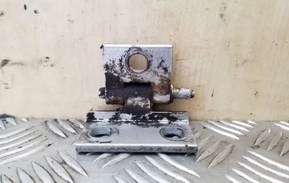 Volvo XC90 Front door upper hinge