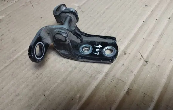 Honda CR-V Rear door lower hinge