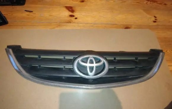 Toyota Avensis T220 Front bumper upper radiator grill 5311105040A 3780