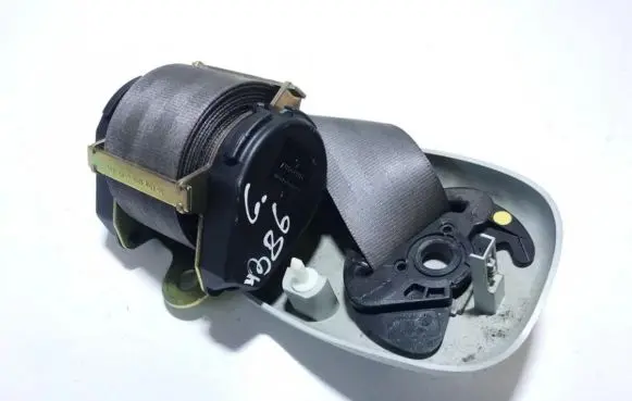Middle seatbelt (rear)