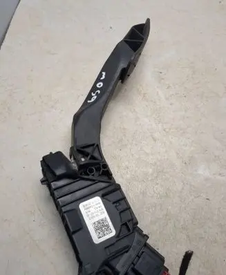 Accelerator throttle pedal