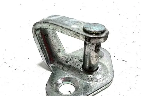 Chevrolet Volt I Rear door lock loop/hook striker 