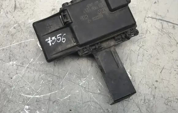Volkswagen Golf III Fuse module 1J0937549