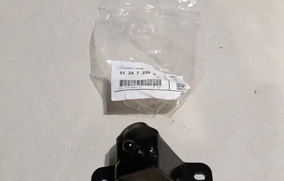 BMW 1 F20 F21 Shock absorber/damper mounting bracket 7239874