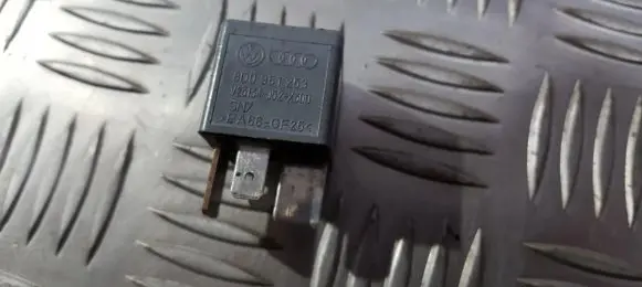Volkswagen PASSAT B5.5 Other relay 8d0951253 v23134-j52-x300