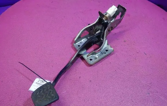 Toyota Corolla Verso E121 Brake pedal 