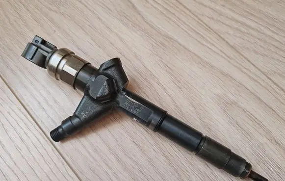 Nissan Almera N16 Fuel injector AW400AW4