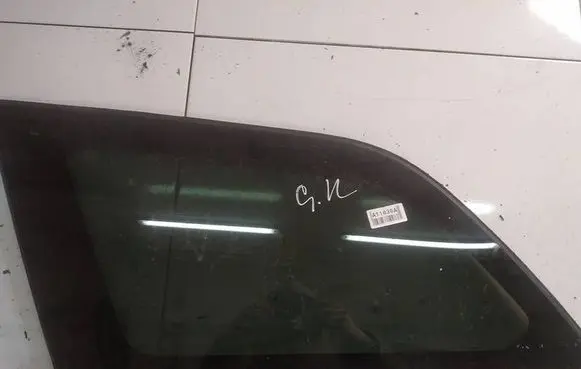 Fiat Freemont Rear side window AS3
