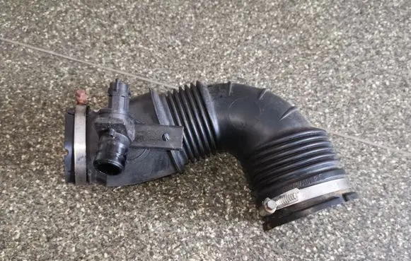 Opel Insignia A Air intake hose/pipe 55561787