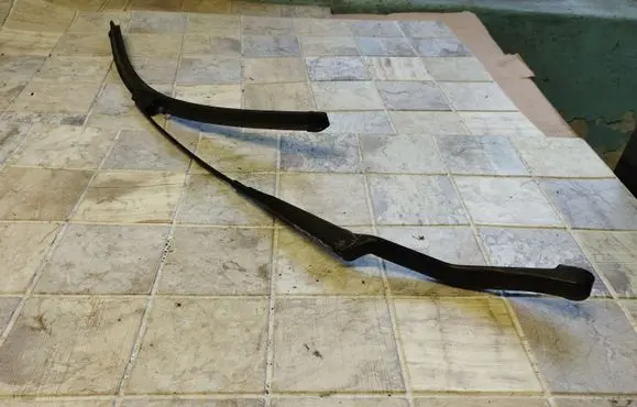 Opel Omega B2 Windshield/front glass wiper blade 90493822