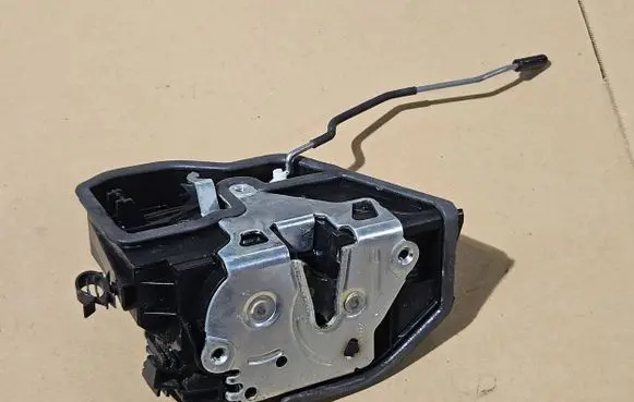 BMW X5 E70 Front door lock 7318416 1120085