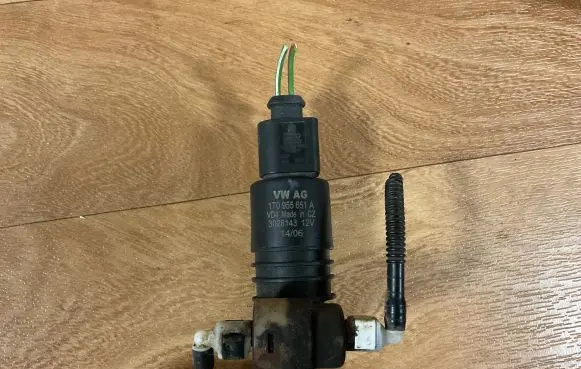 Volkswagen PASSAT B6 Windscreen/windshield washer pump 1T0955651A 3028143 G563440