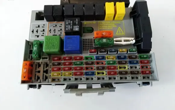 Opel Zafira A Fuse box set 24412497 24431677