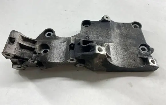 Volkswagen PASSAT B6 Generator/alternator bracket 03G903143A