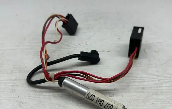 Audi A4 S4 B5 8D Aerial antenna amplifier 7607001079