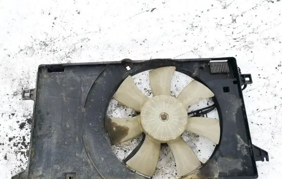 Radiator cooling fan shroud
