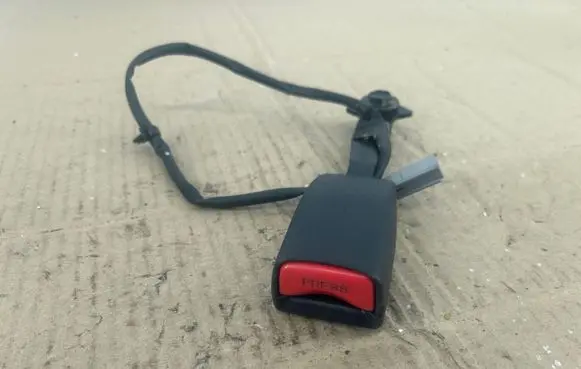 Mazda 5 Front seatbelt buckle 