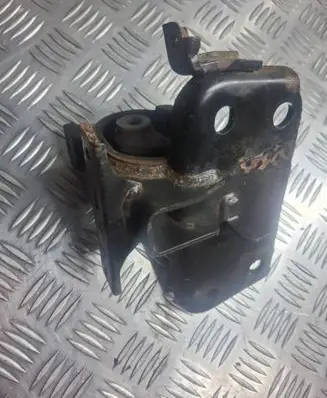 Toyota RAV 4 (XA40) Gearbox mounting bracket 
