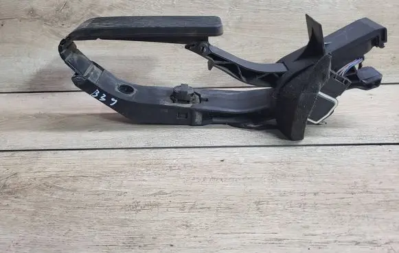 Accelerator throttle pedal