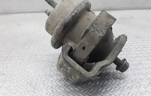 Nissan Patrol Y61 Engine mount bracket