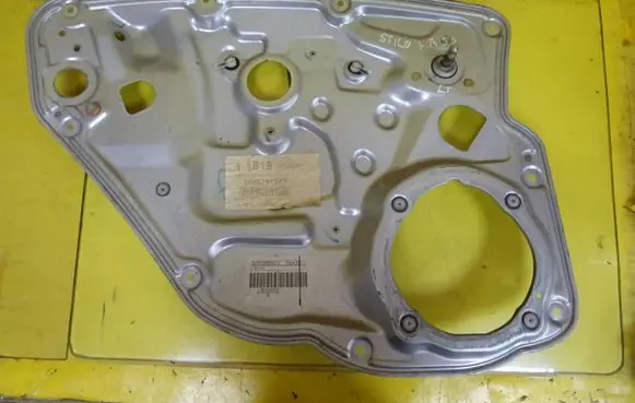 Rear door manual window regulator