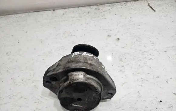 BMW 5 E60 E61 Engine mount bracket 6769874