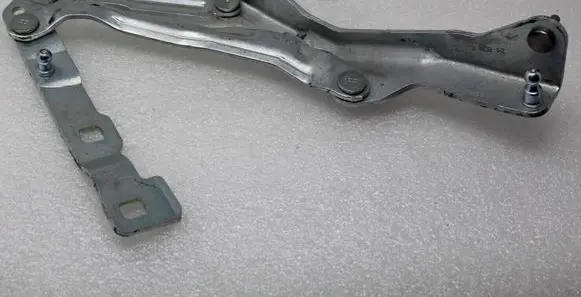 Tailgate/trunk/boot hinge