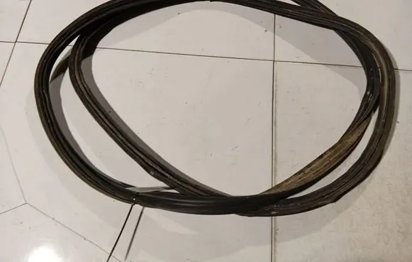 Trunk rubber seal (body)