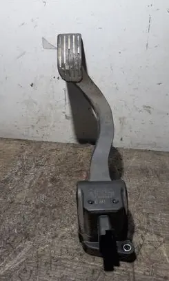 Accelerator throttle pedal