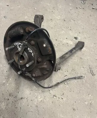 Land Rover Freelander Rear wheel hub spindle/knuckle 