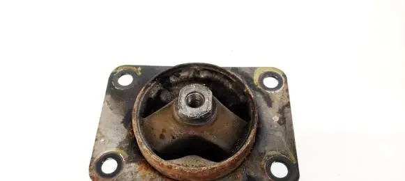 Suzuki SX4 Engine mount bracket