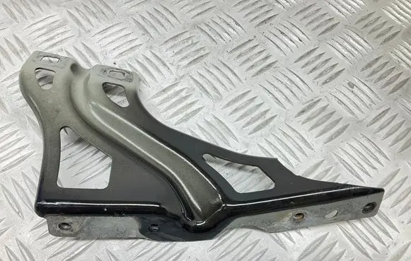 Audi Q3 8U Fender mounting bracket 8U0821135